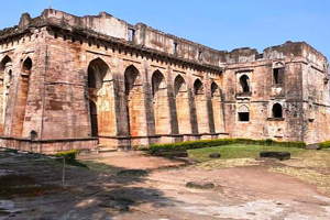 About Hindola Mahal Mandu